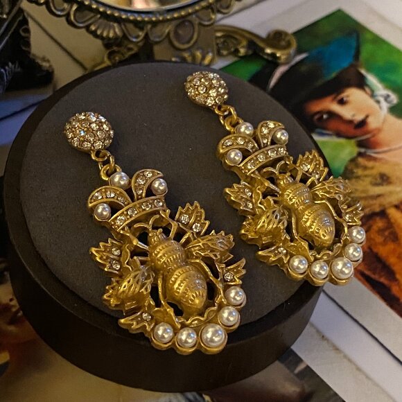 🐝 VINTAGE GLAM! Regal Bee Drop Earrings - Picture 2 of 5